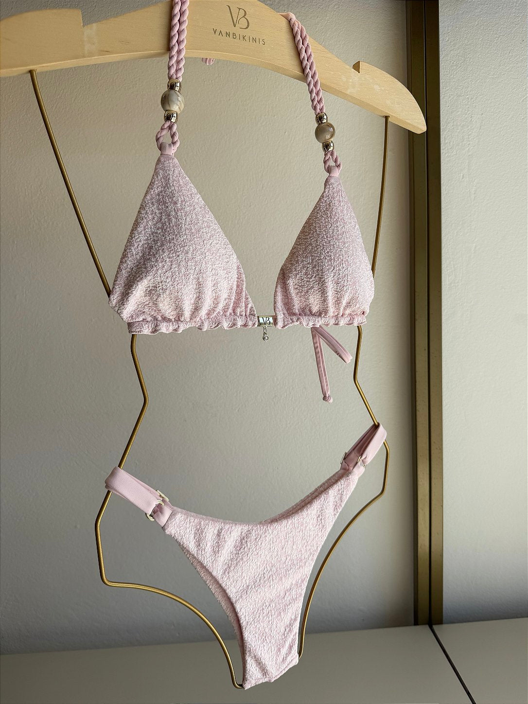 Top cortininha com bojo detalhes trançados e miçangas alças com bojo removível Algodão doce rosa (CALCINHA NÃO INCLUSO)