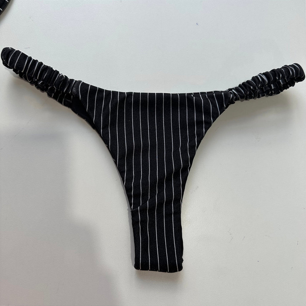 Calcinha Frufru Risca giz preta (top não incluso)