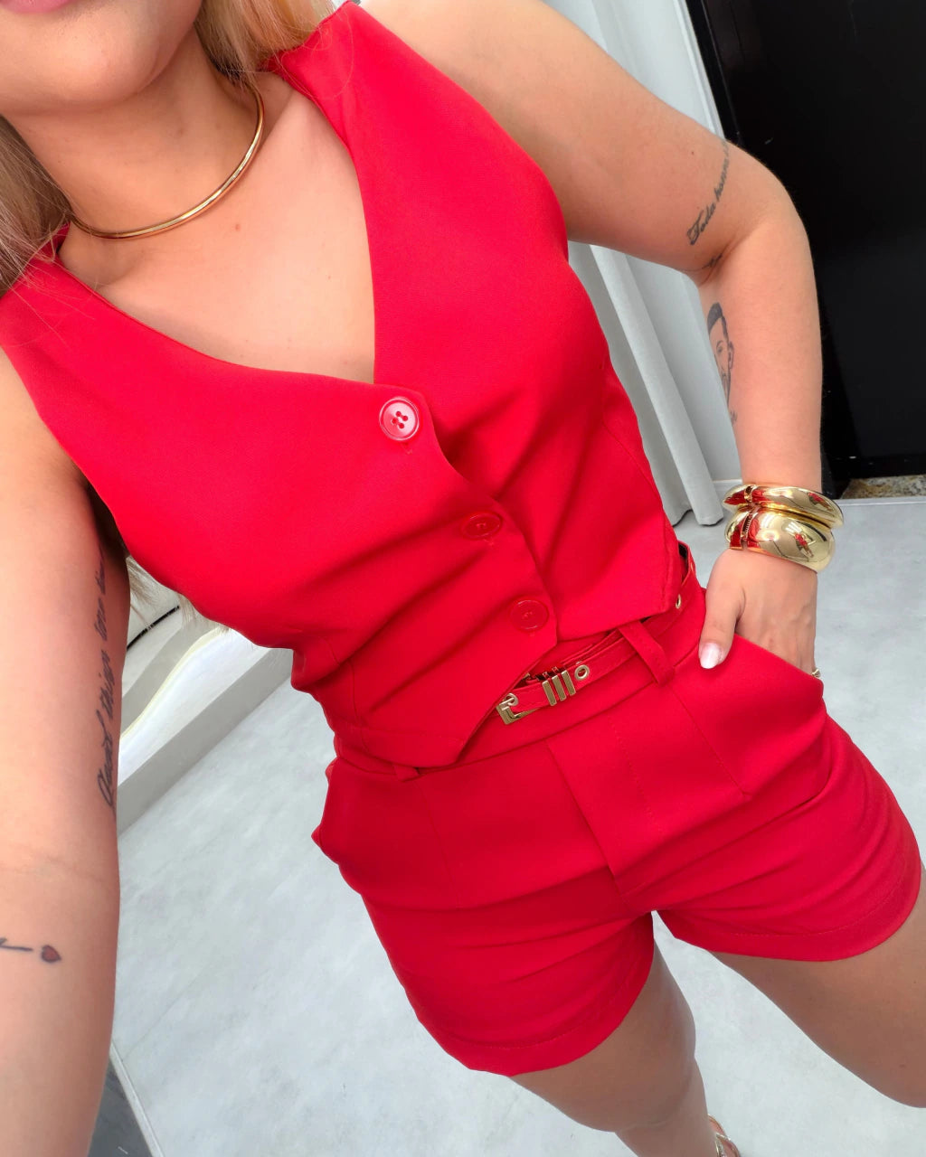 Conjunto alfaitaria colete e shorts com cinto