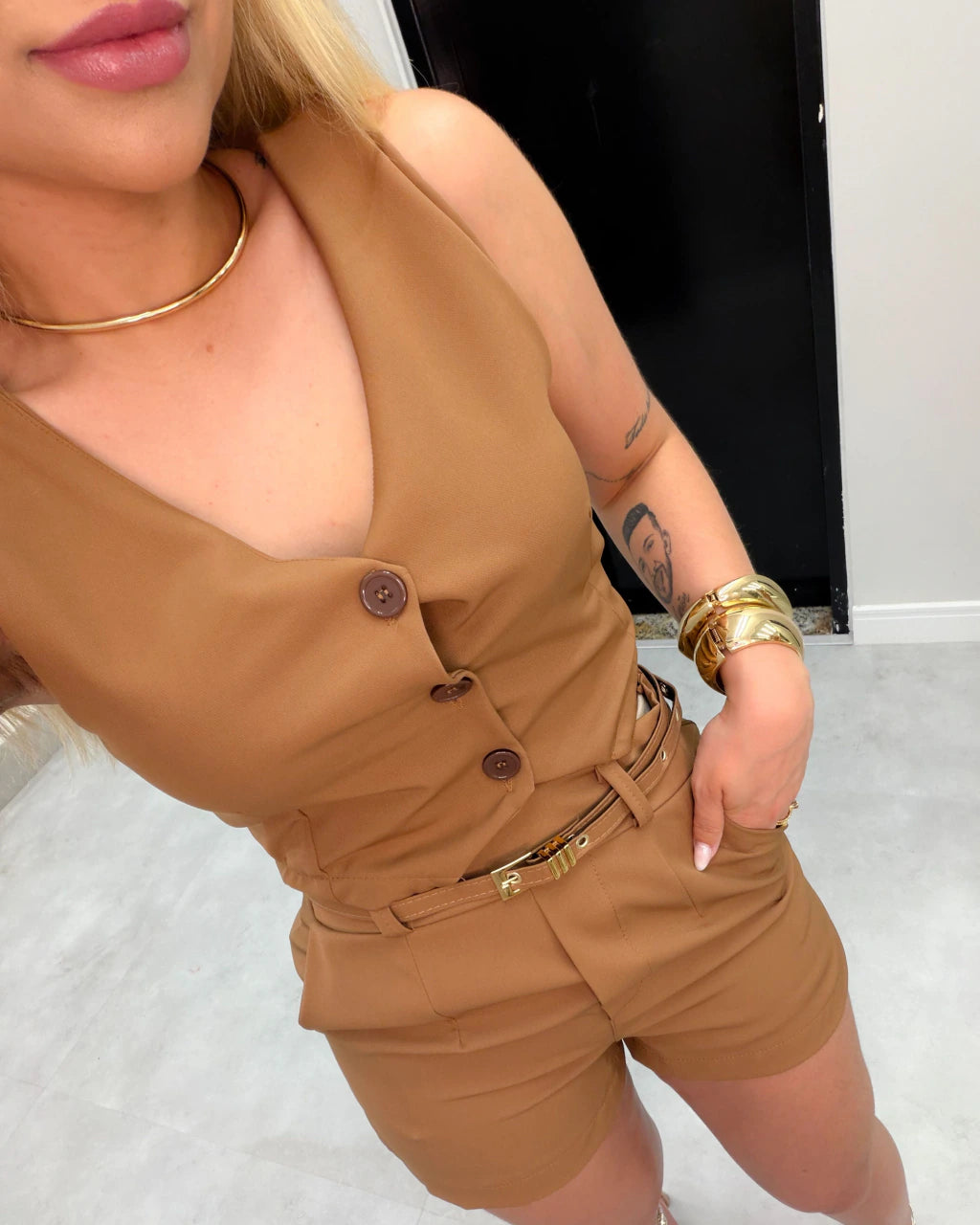 Conjunto alfaitaria colete e shorts com cinto