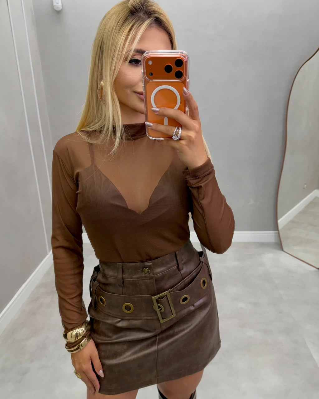 Shorts saia couro afivelada