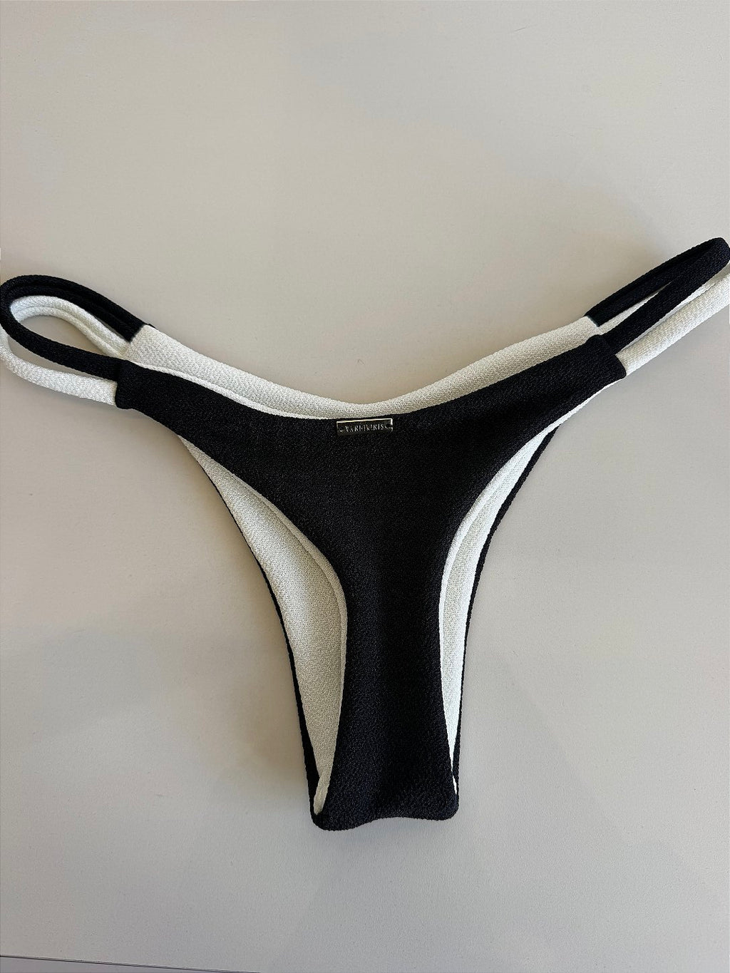 Calcinha Preto e Off White África (BUSTO NÃO INCLUSO)