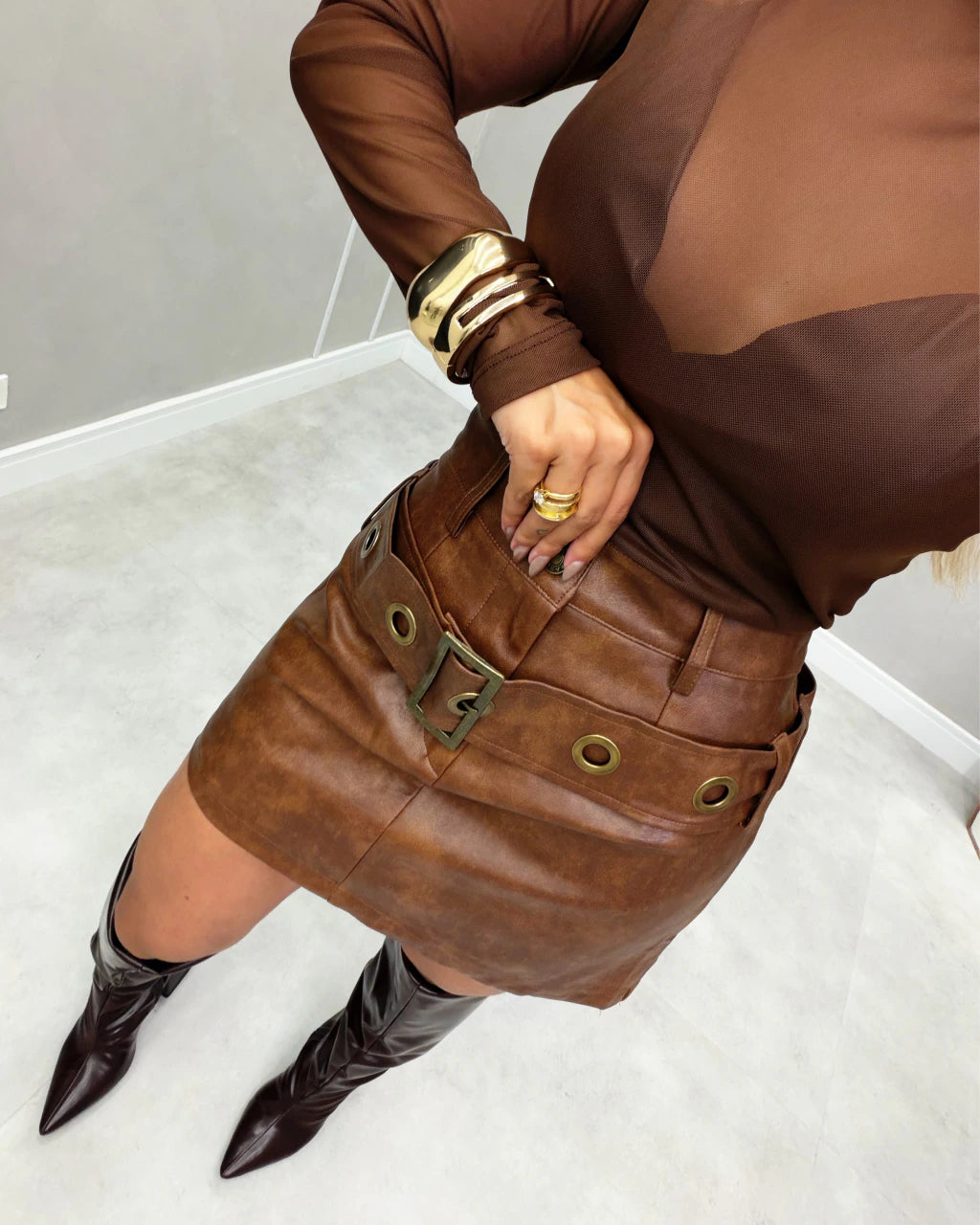Shorts saia couro afivelada