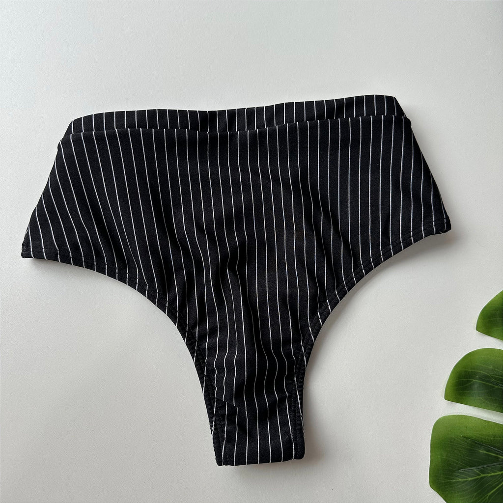 Calcinha hot pants glow risca giz preta 151 (BUSTO NÃO INCLUSO)