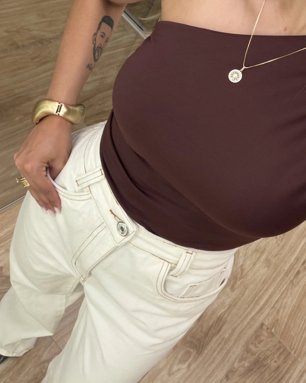 Calça jeans wide leg com viés chocolate