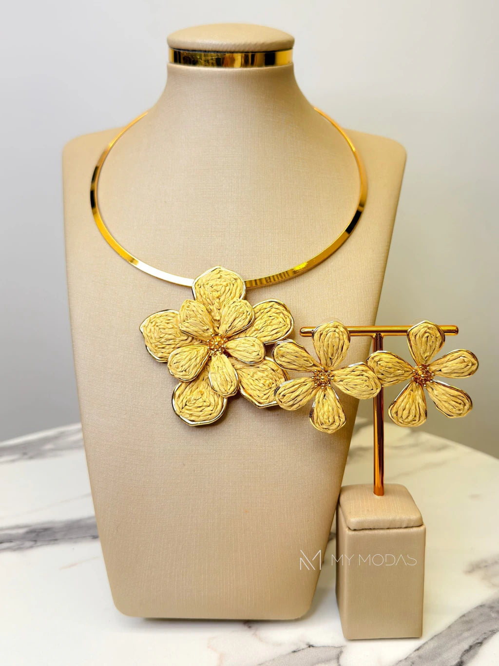 Conjunto colar e brinco flor palha