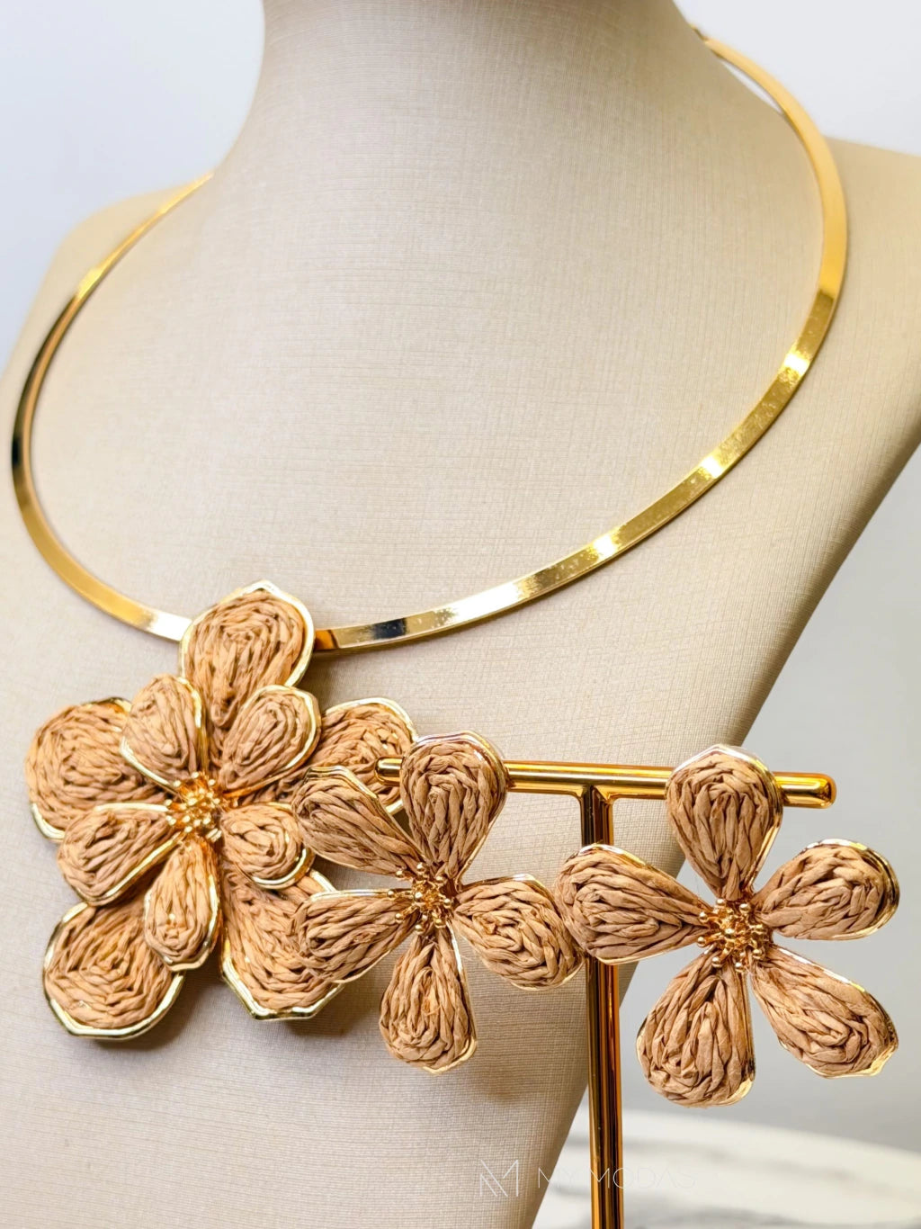 Conjunto colar e brinco flor palha