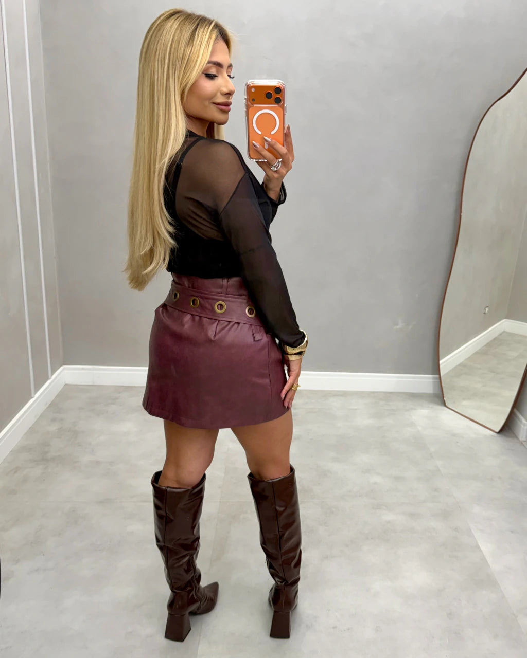Shorts saia couro afivelada