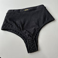 Calcinha hot pants glow risca giz preta 151 (BUSTO NÃO INCLUSO)