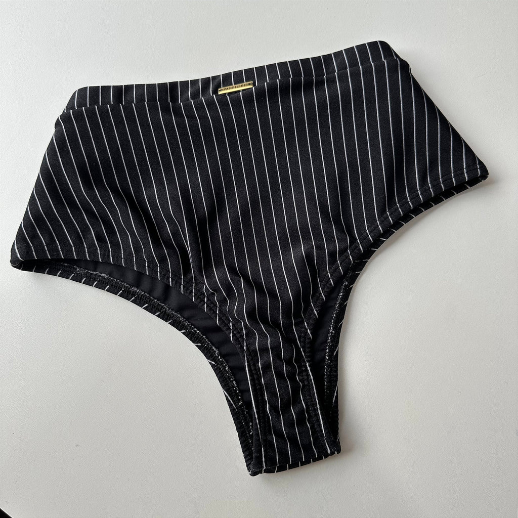 Calcinha hot pants glow risca giz preta 151 (BUSTO NÃO INCLUSO)