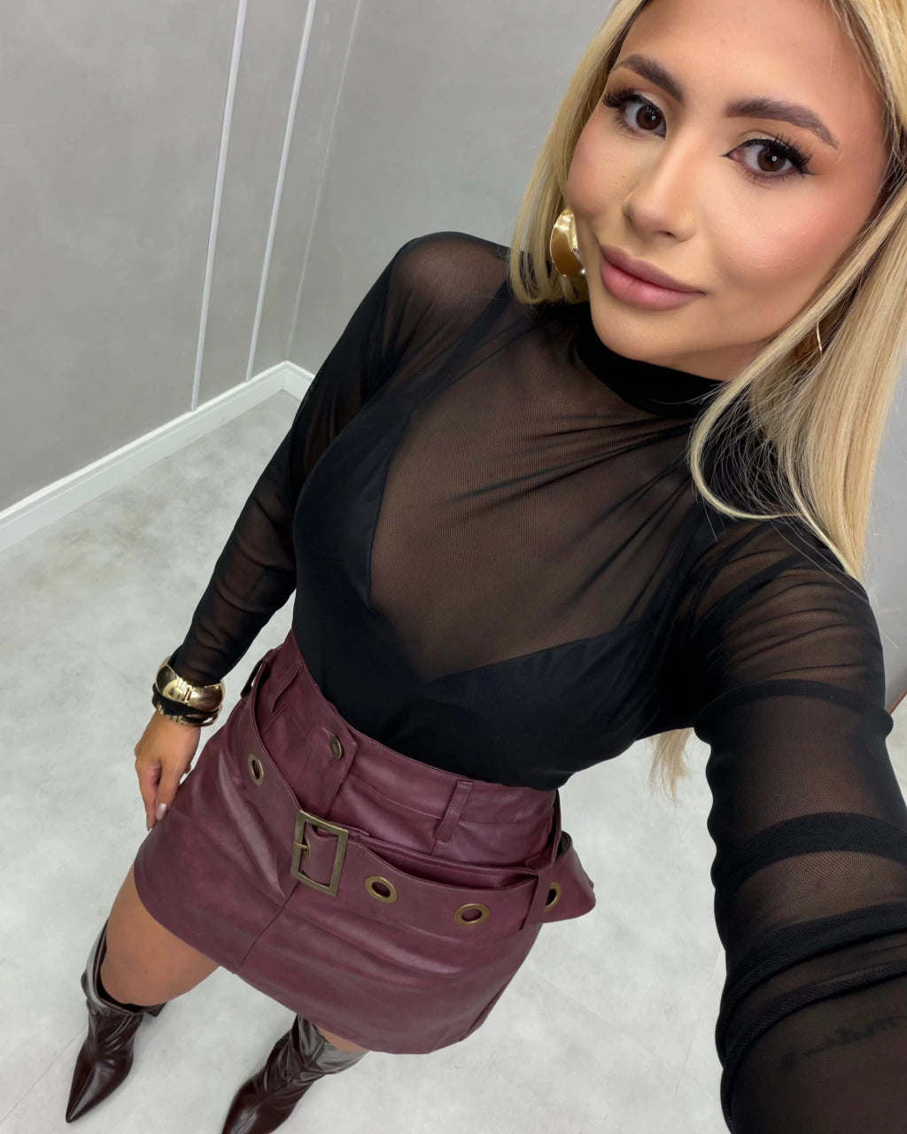 Shorts saia couro afivelada