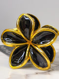 Presilha flor pétalas acetinada