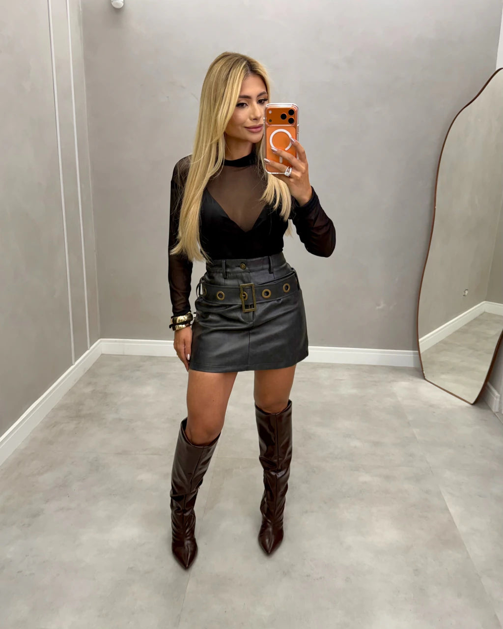 Shorts saia couro afivelada