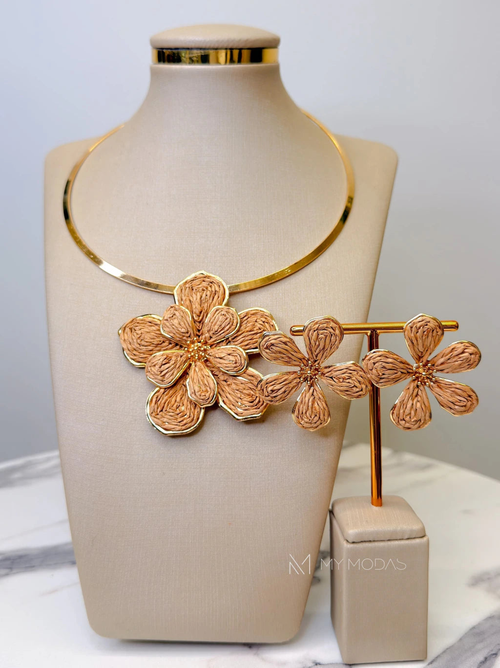 Conjunto colar e brinco flor palha