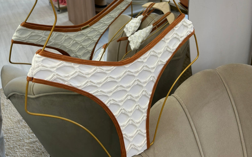 Calcinha Asa Delta Oásis Off White com viés marrom ( BOJO NÃO INCLUSO)