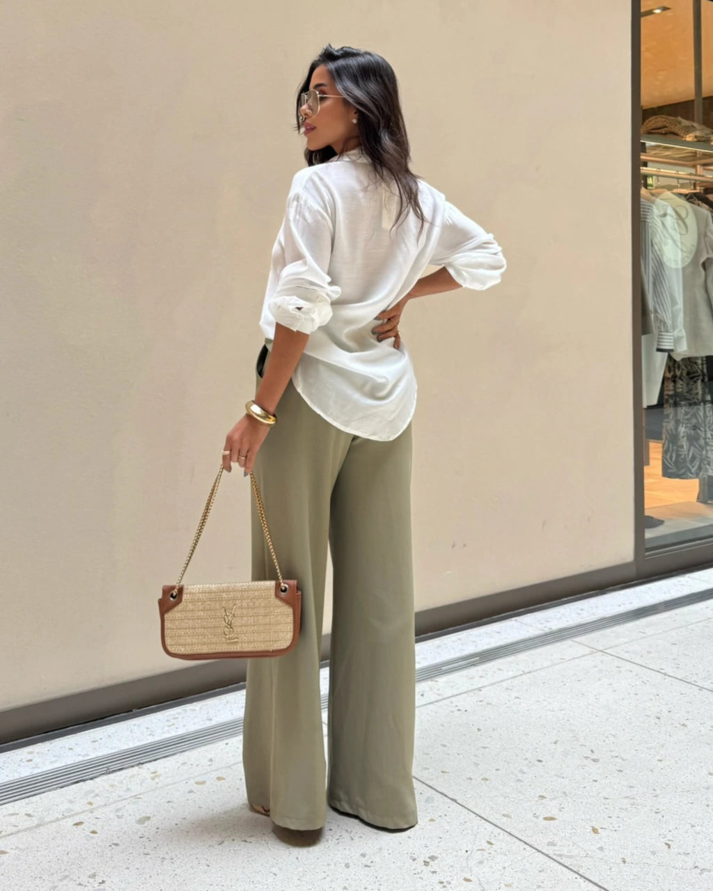 Calça ampla com cinto