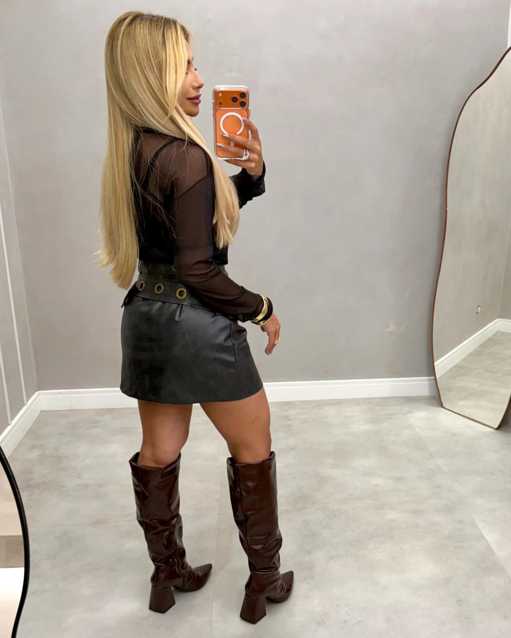 Shorts saia couro afivelada
