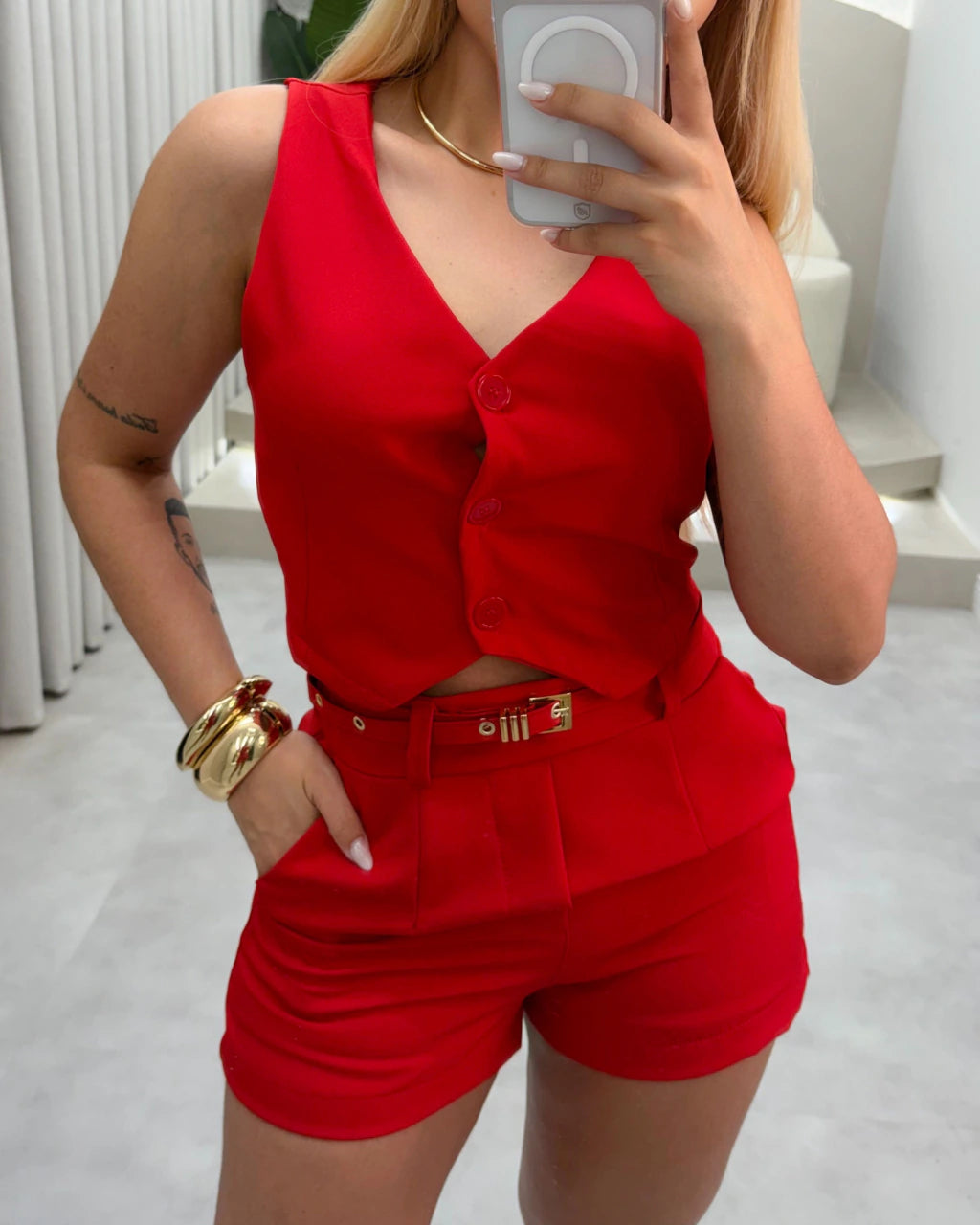 Conjunto alfaitaria colete e shorts com cinto