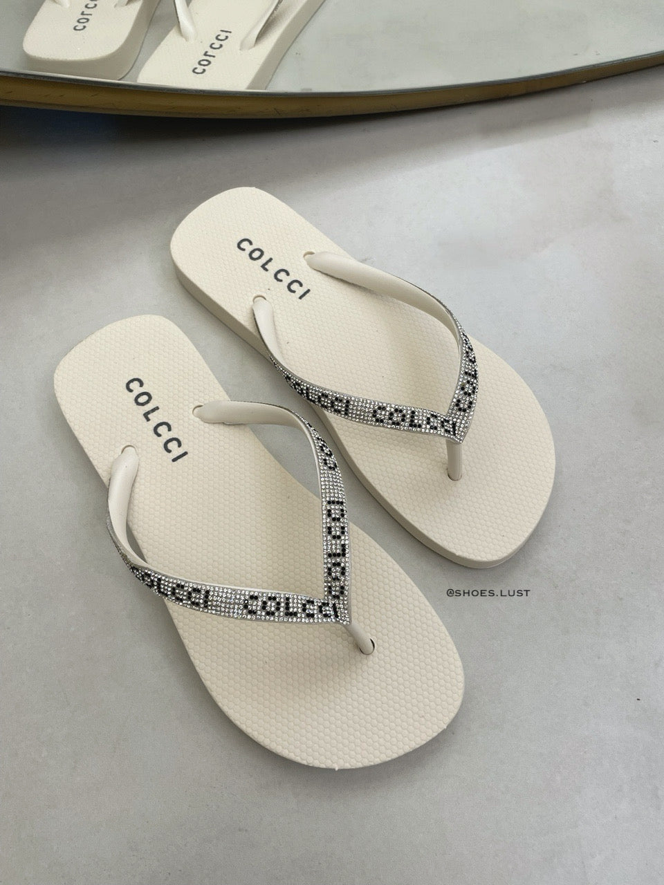 Chinelo Colcci Pandora Off White Logo Strass – 119830