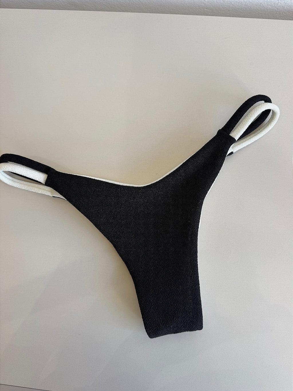 Calcinha Preto e Off White África (BUSTO NÃO INCLUSO)