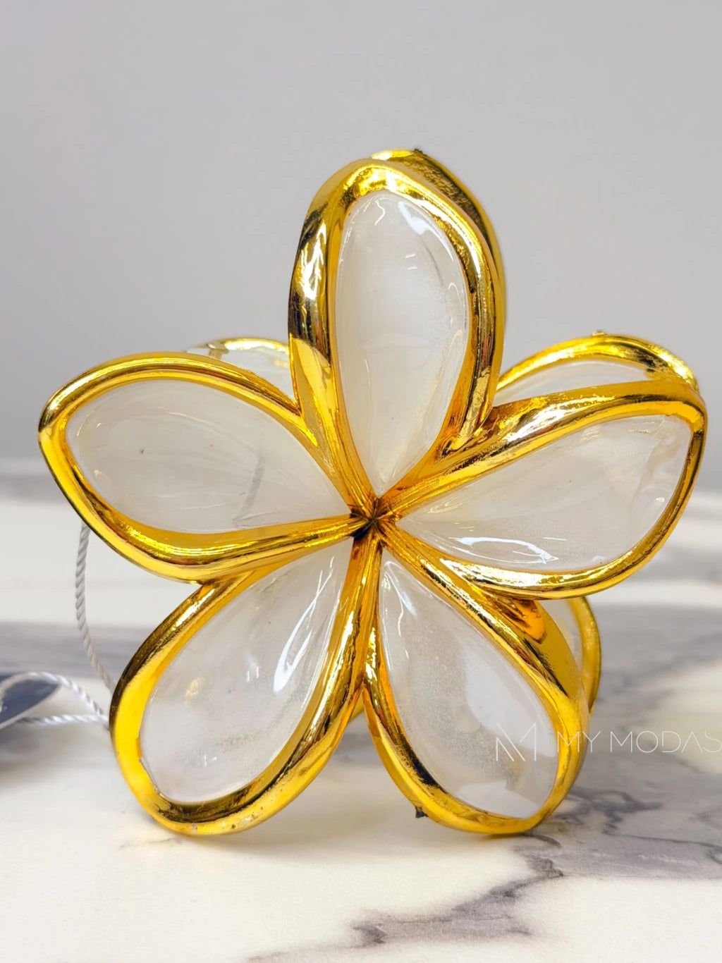 Presilha flor pétalas acetinada