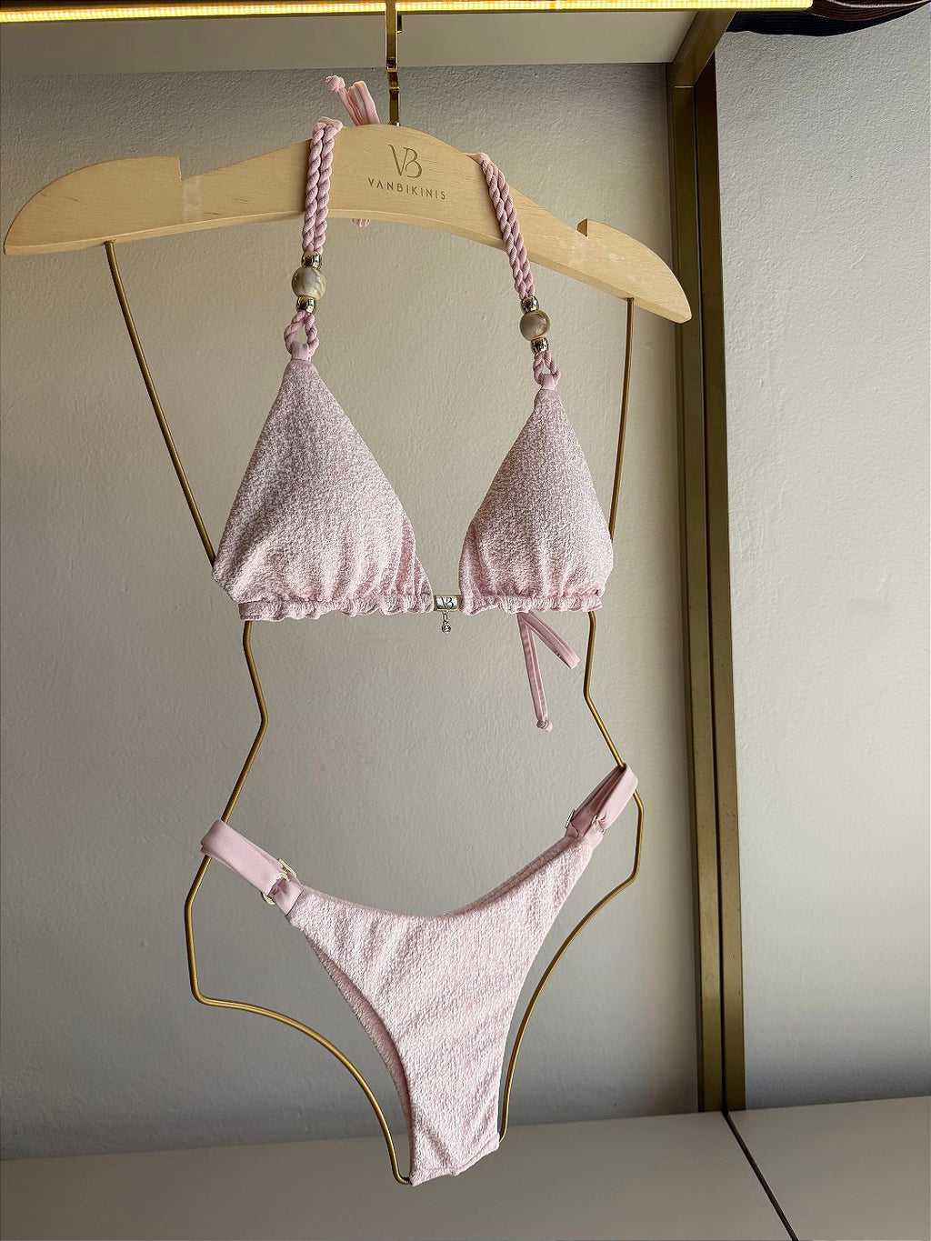 Top cortininha com bojo detalhes trançados e miçangas alças com bojo removível Algodão doce rosa (CALCINHA NÃO INCLUSO)