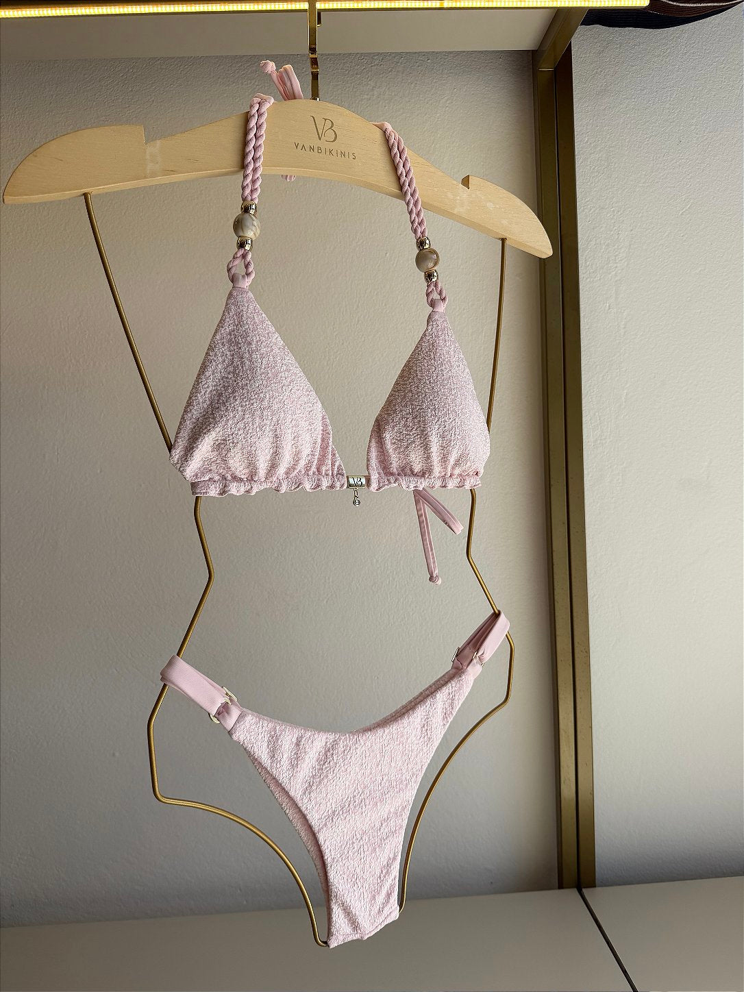 Top cortininha com bojo detalhes trançados e miçangas alças com bojo removível Algodão doce rosa (CALCINHA NÃO INCLUSO)