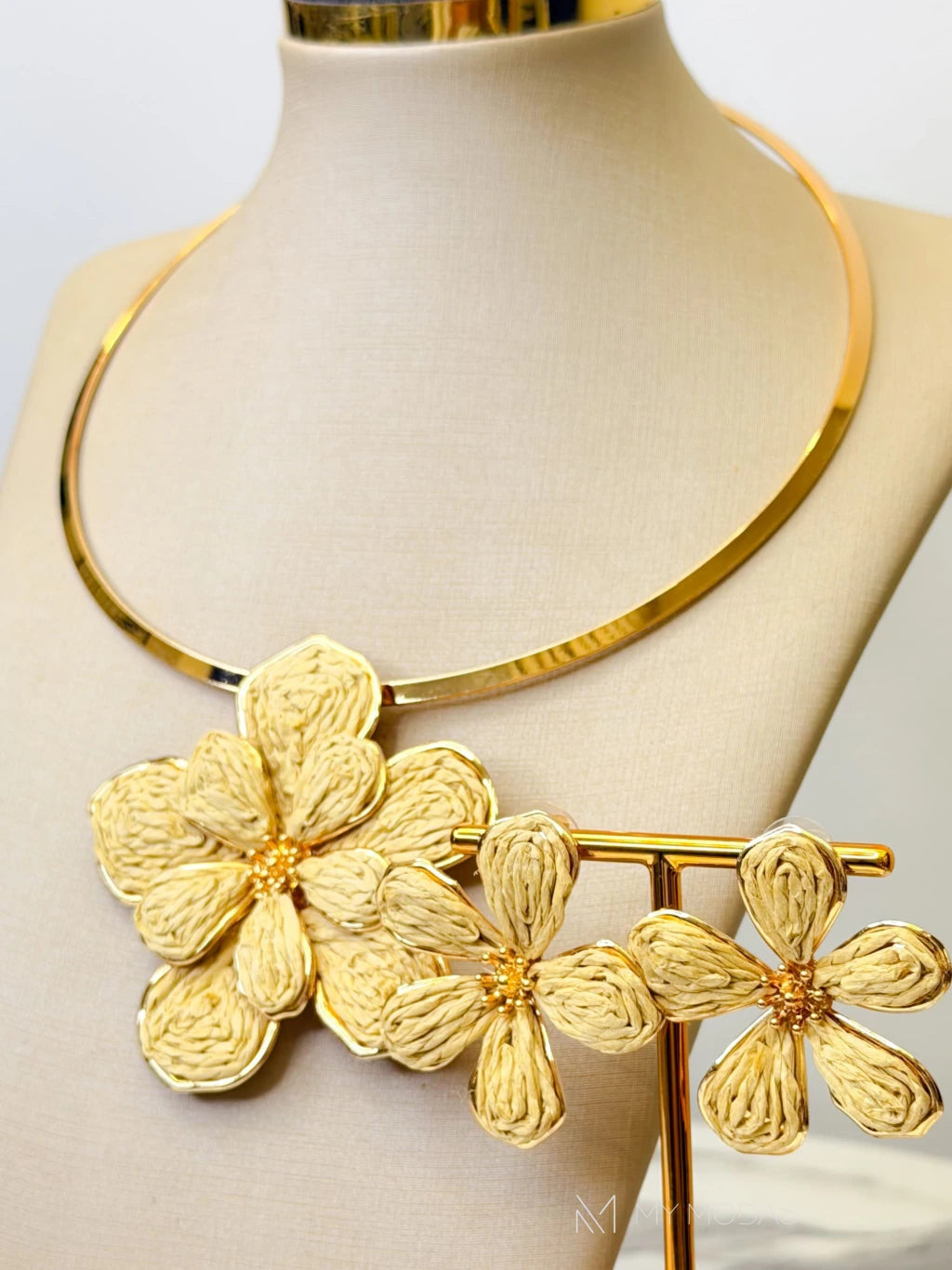 Conjunto colar e brinco flor palha