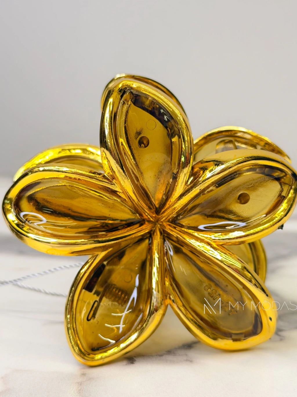 Presilha flor pétalas acetinada