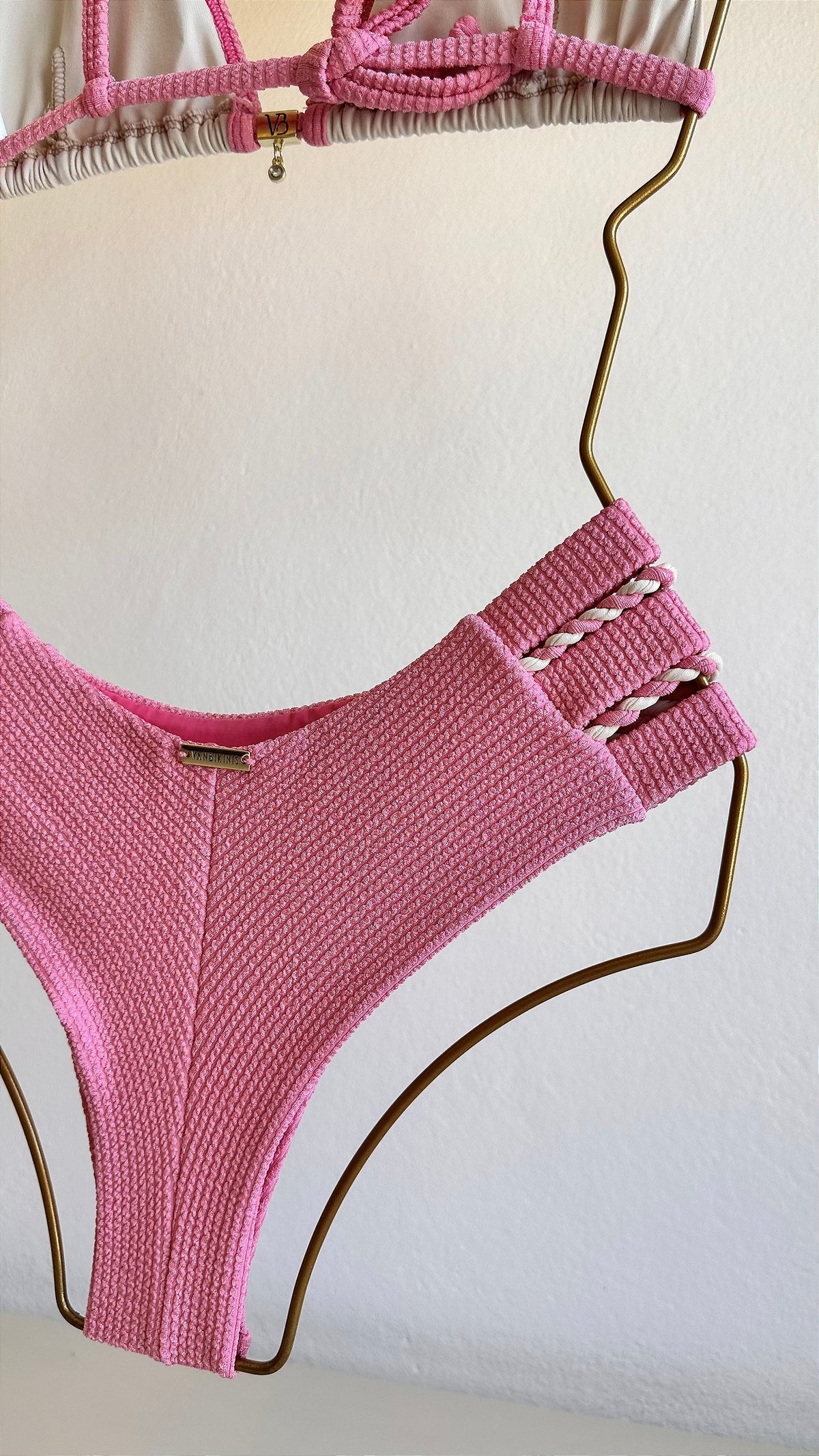 Calcinha semi hot pants 5005 Plisse rosa com detalhes off white Ilhabela (BUSTO NÃO INCLUSO)