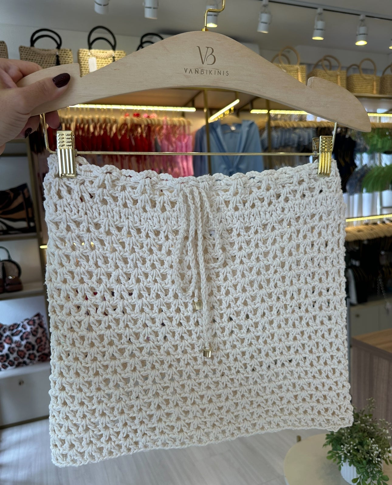 Saia off white trama aberta crochê