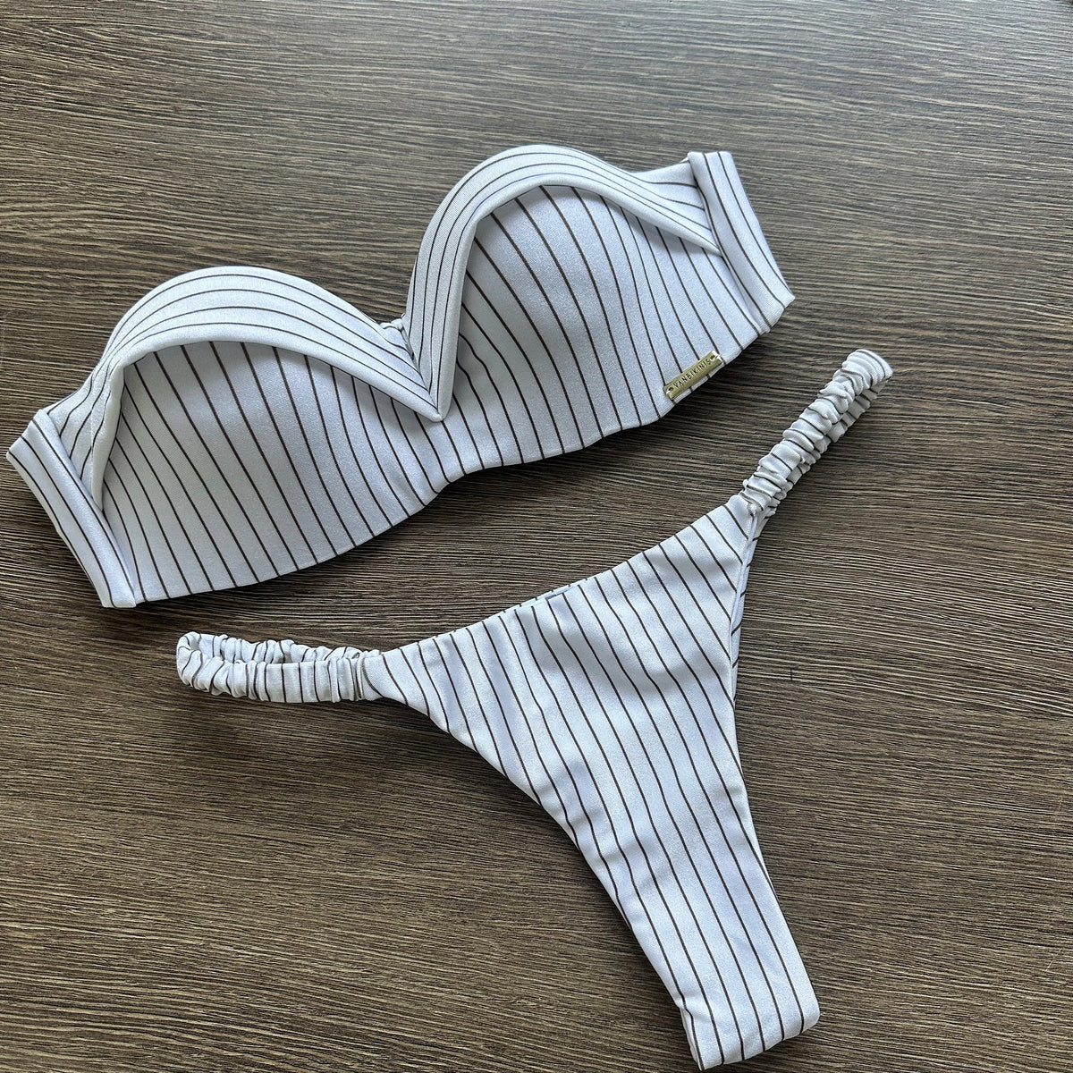 Bojo inteiro tomara caia 102 risca giz Off white (CALCINHA NÃO INCLUSO)