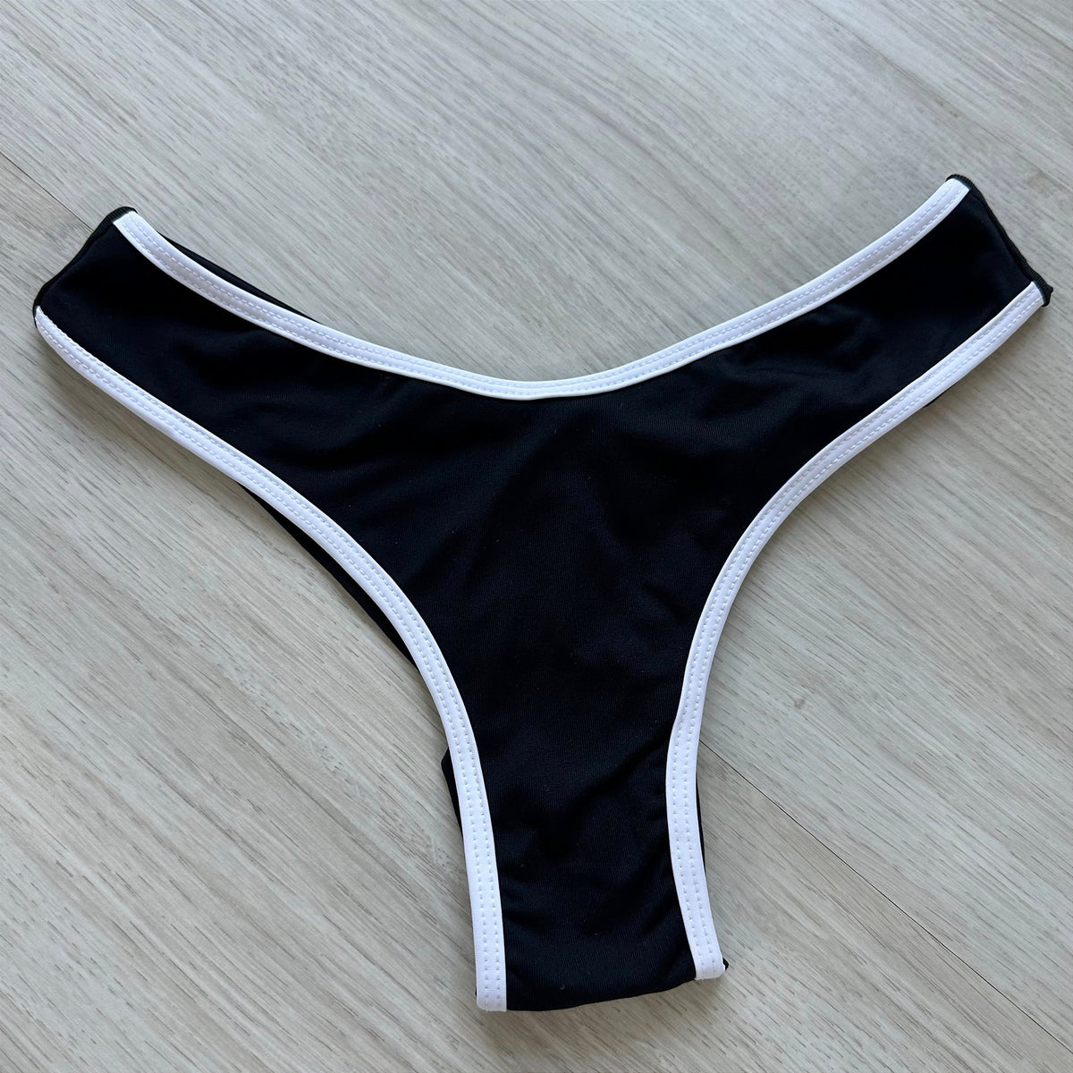 Calcinha Asa Delta Preto com viés branco ( BOJO NÃO INCLUSO)