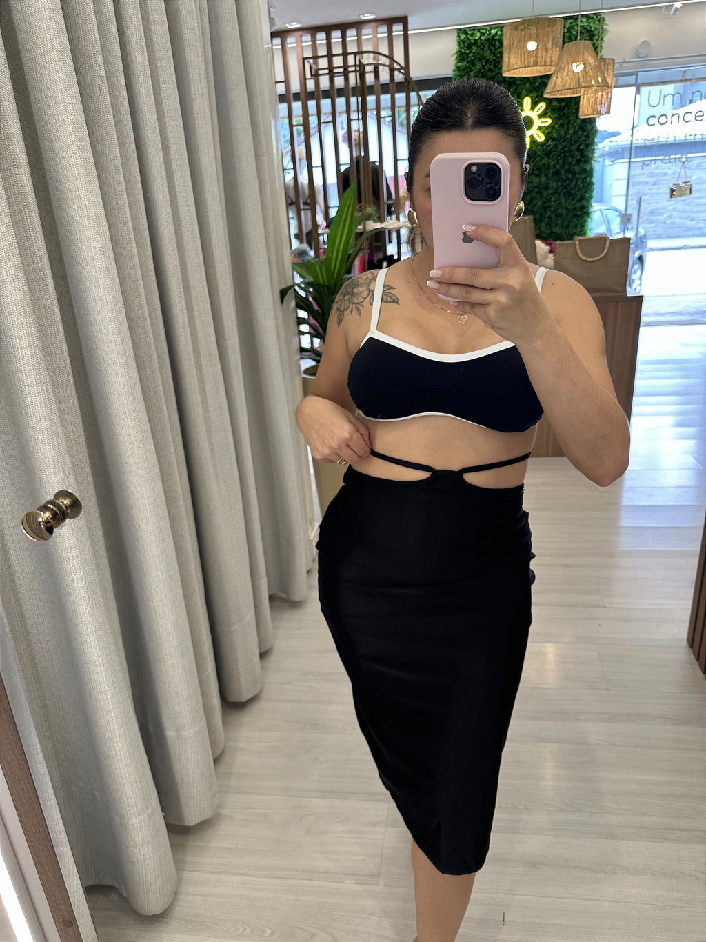 Saia midi com amarrações cintura glow preta