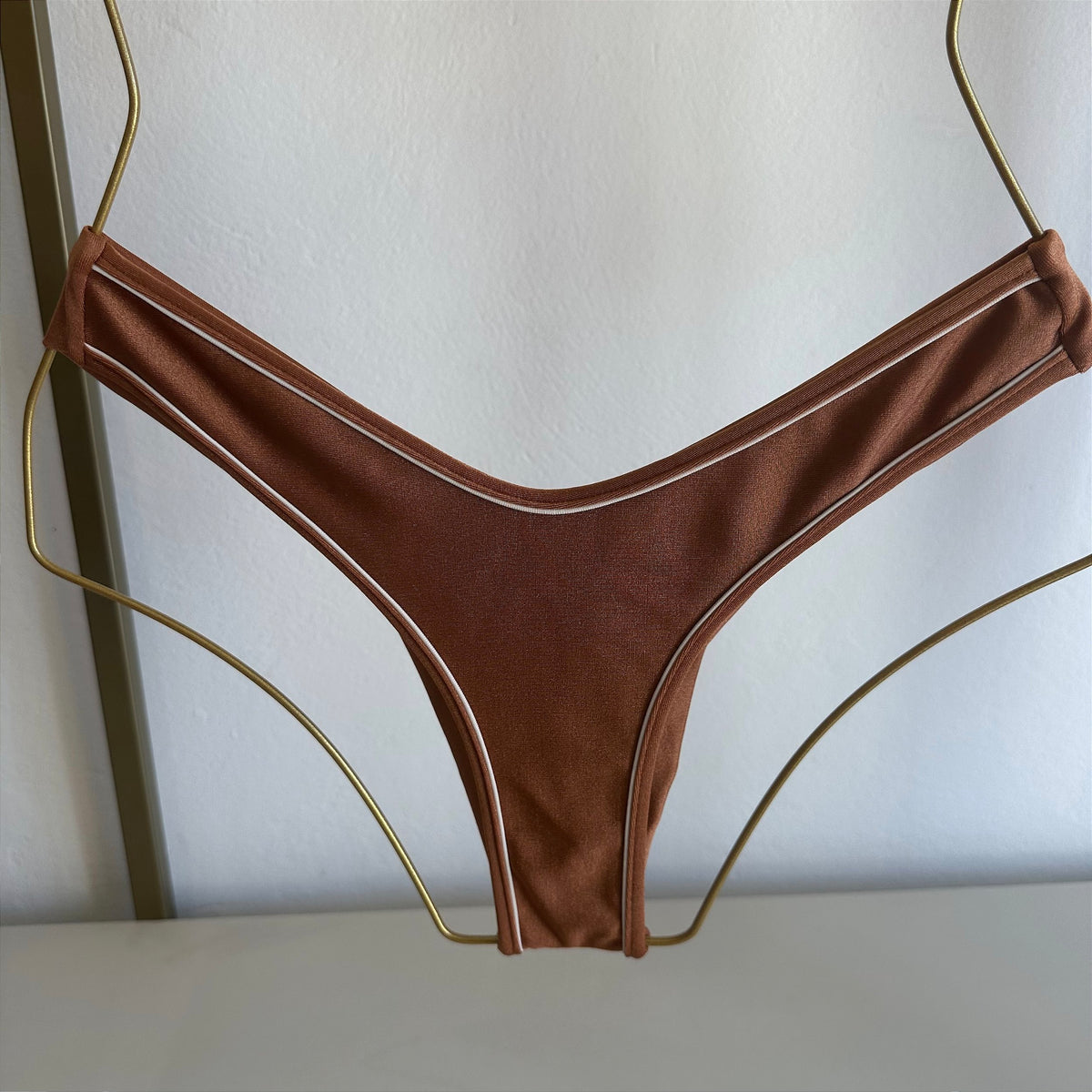 Calcinha Asa Delta Glow marrom com friso off ( BOJO NÃO INCLUSO)