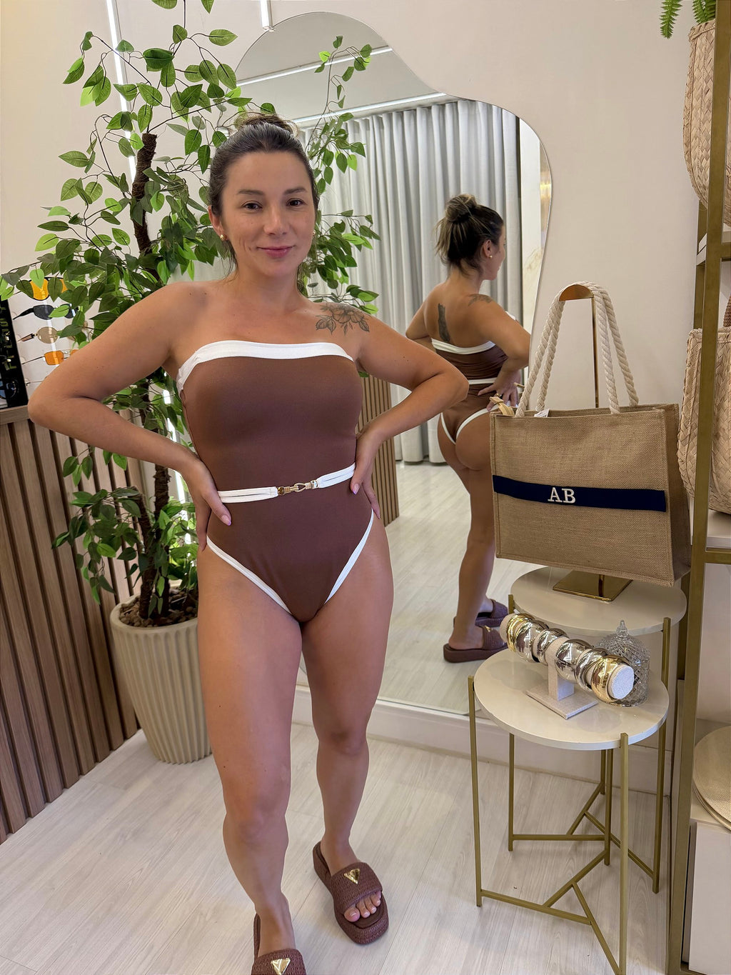 Maiô Bora Bora Glow marrom com recortes off e cinto