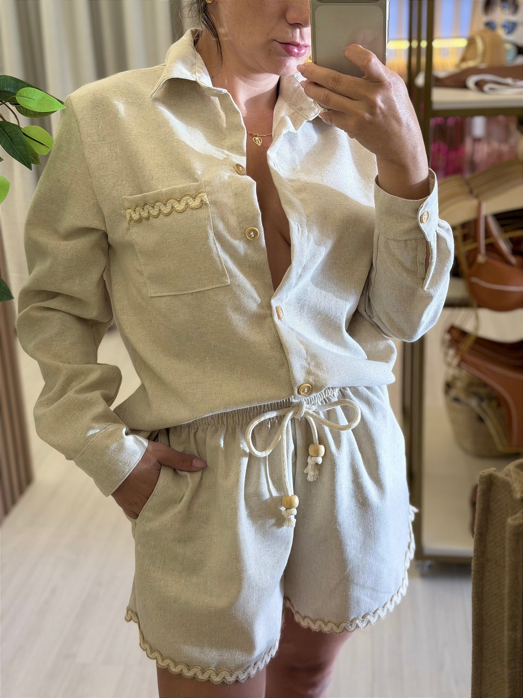 Camisa + shorts bolso linho bege