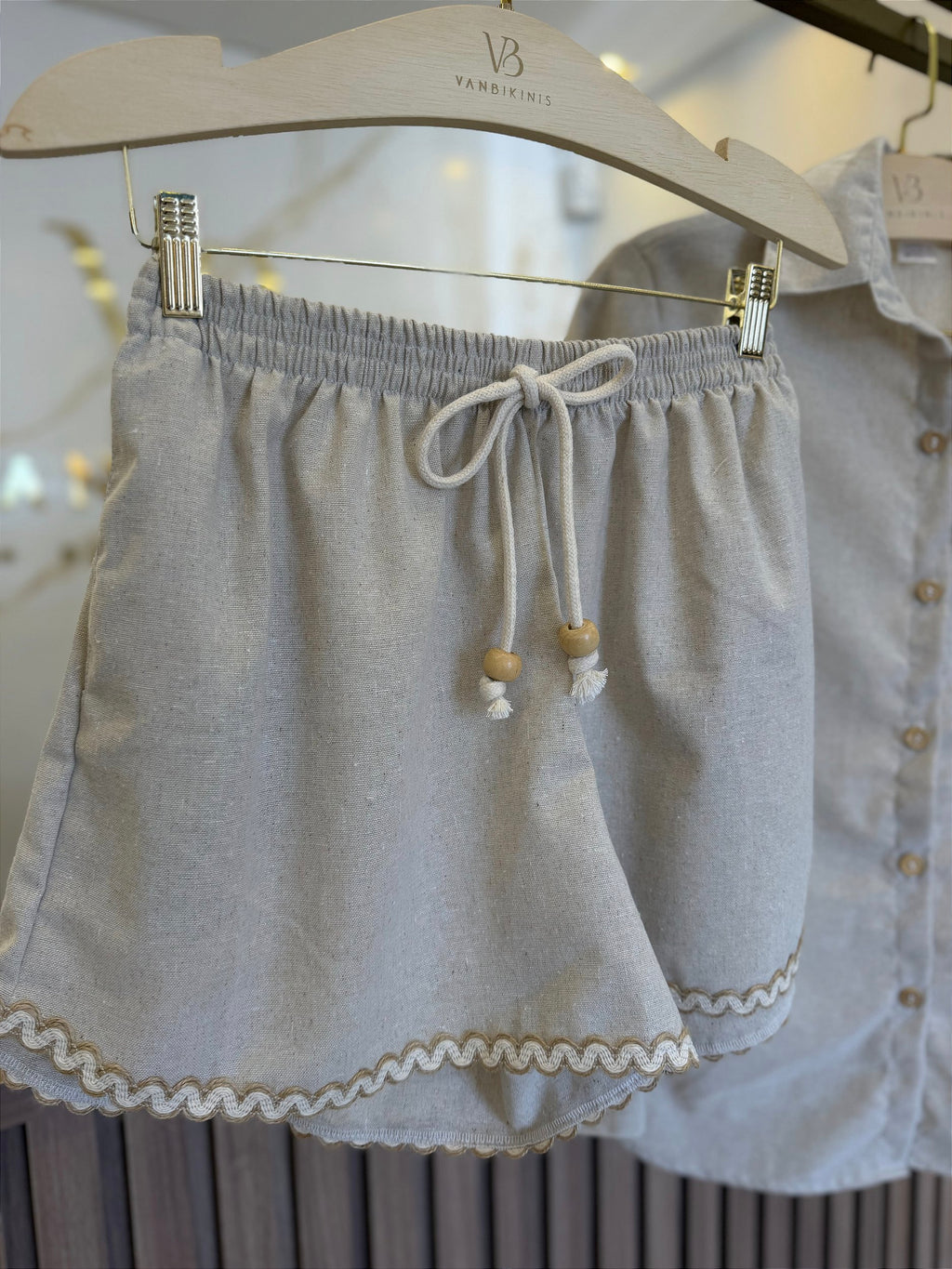 Camisa + shorts bolso linho bege
