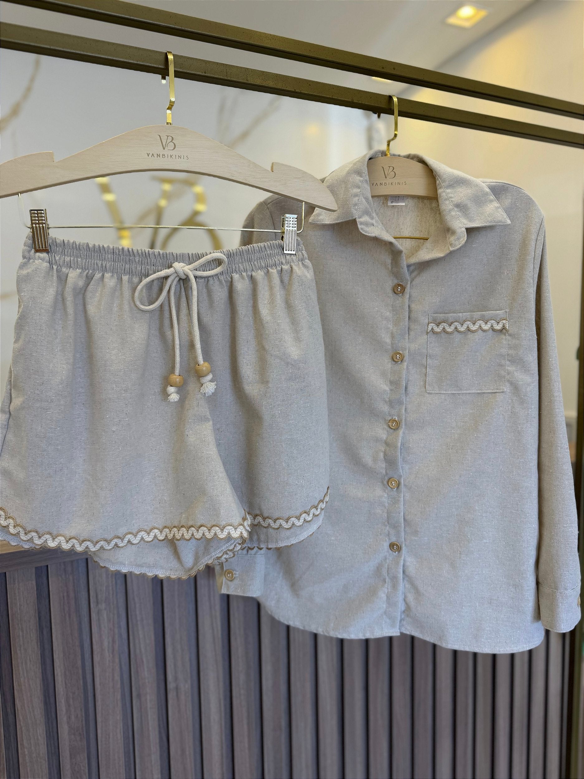 Camisa + shorts bolso linho bege