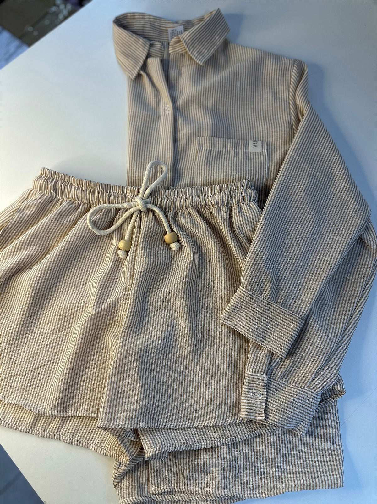 Camisa + shorts bolso micro linho listras marrom clarinho