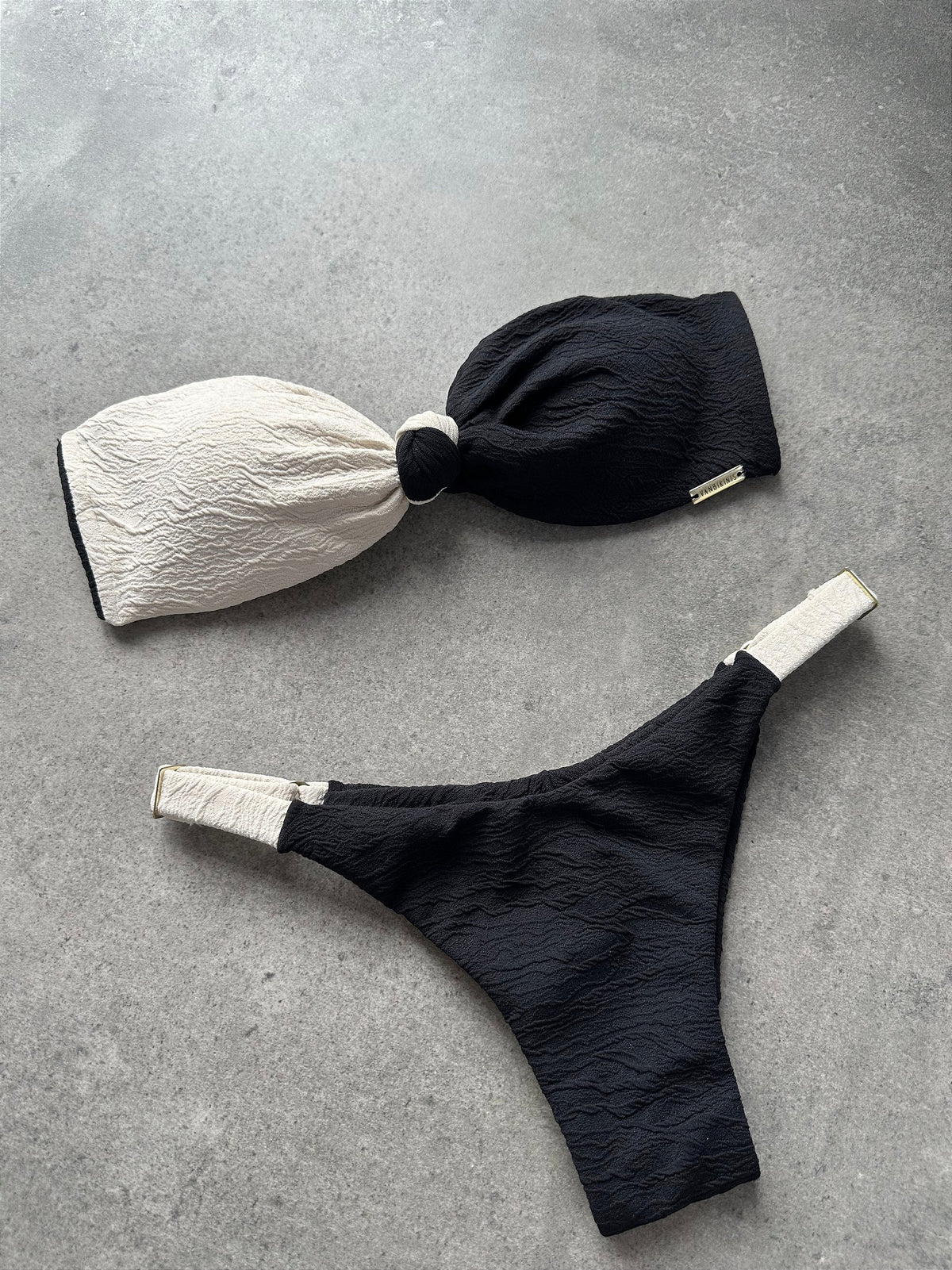 Calcinha Fita dual color Carmel Preto e Off white (BUSTO NÃO INCLUSO)
