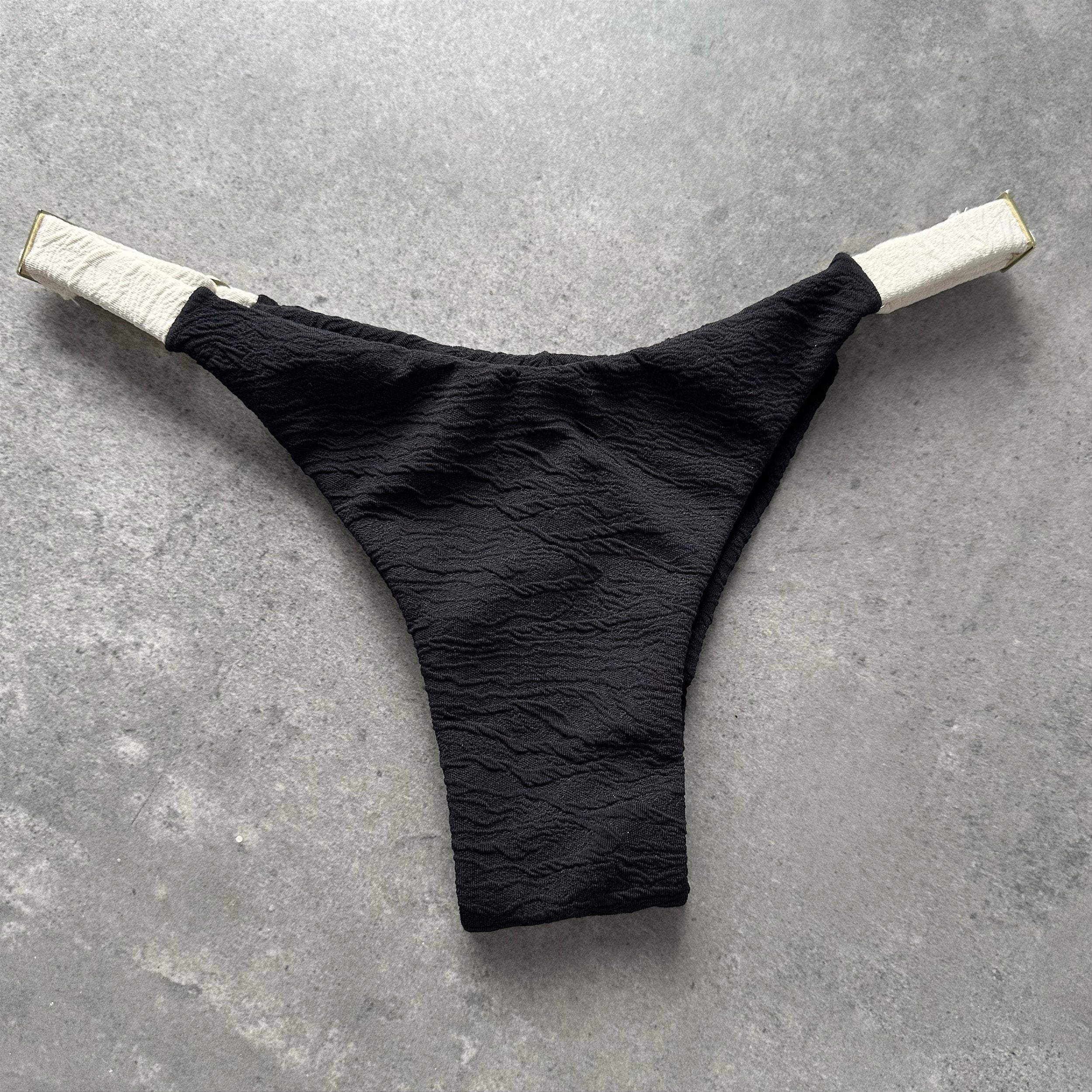 Calcinha Fita dual color Carmel Preto e Off white (BUSTO NÃO INCLUSO)