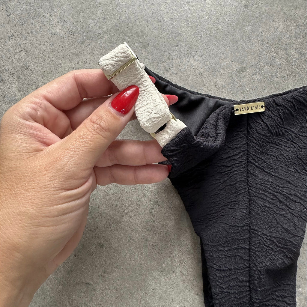 Calcinha Fita dual color Carmel Preto e Off white (BUSTO NÃO INCLUSO)