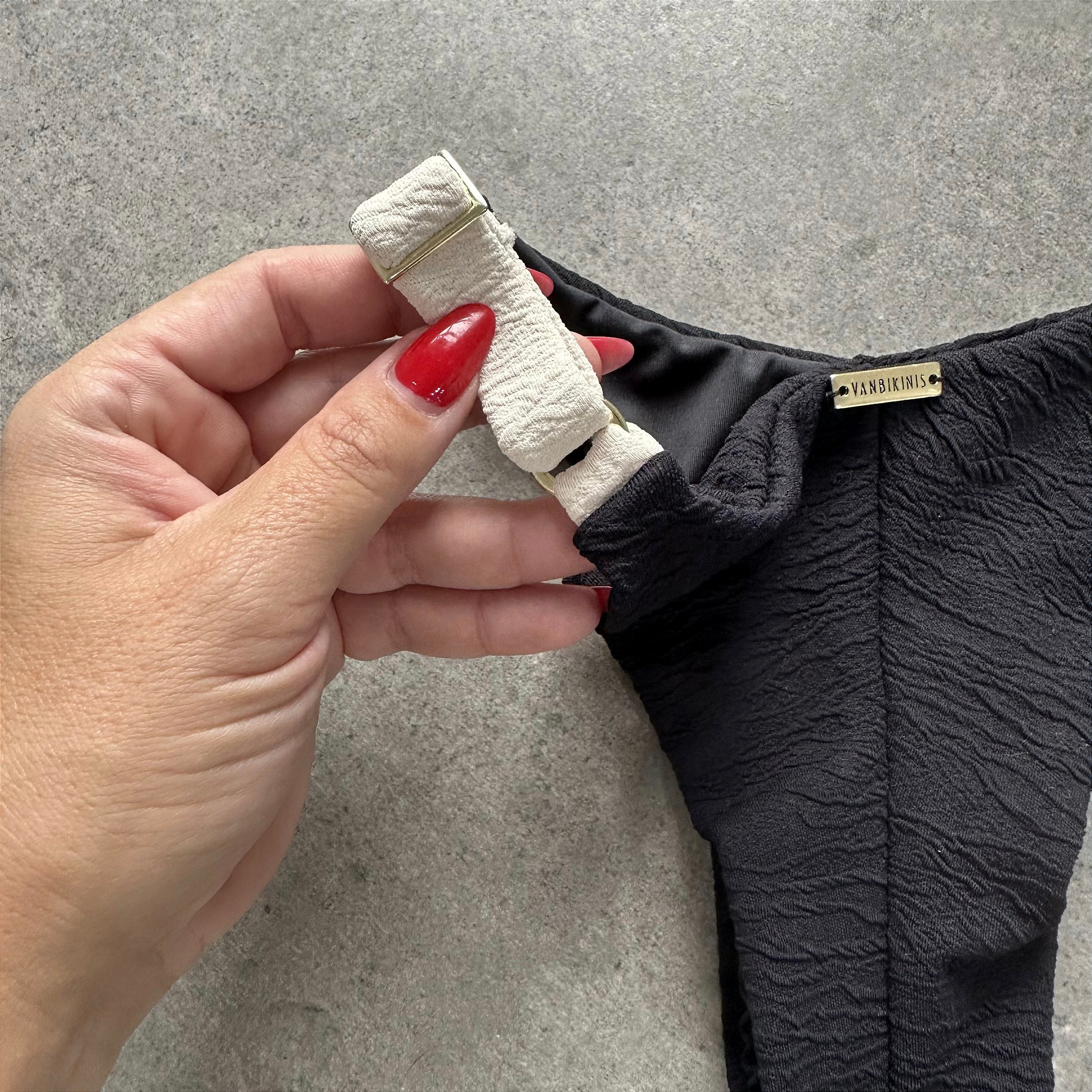 Calcinha Fita dual color Carmel Preto e Off white (BUSTO NÃO INCLUSO)