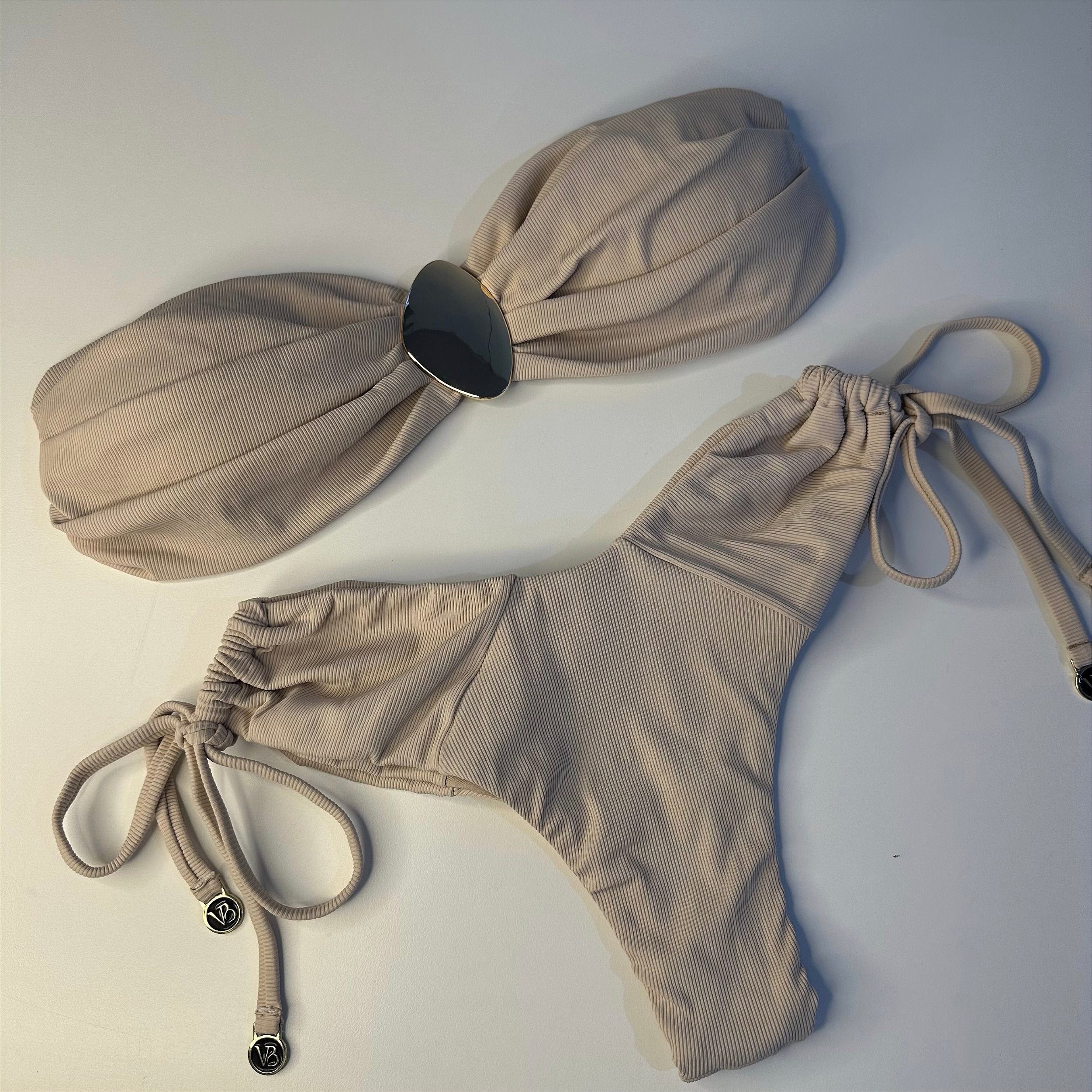 Top tomara caia com alcinha opcional com acessório banhado ouro orgânico Capadócia nude (valor somente do top)