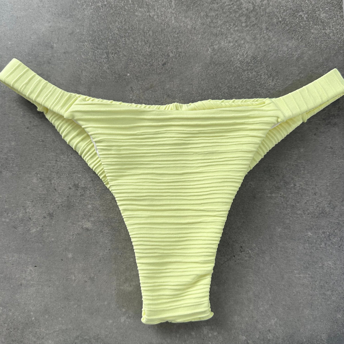 Calcinha Fita Sunshine amarelo (BUSTO NÃO INCLUSO)