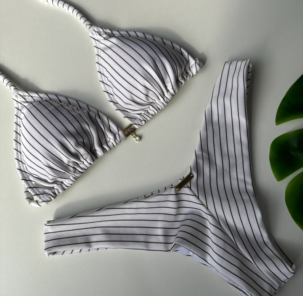 Calcinha Asa Delta Risca giz Off White (BUSTO NÃO INCLUSO)