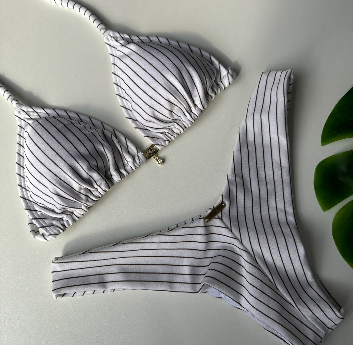 Calcinha Asa Delta Risca giz Off White (BUSTO NÃO INCLUSO)