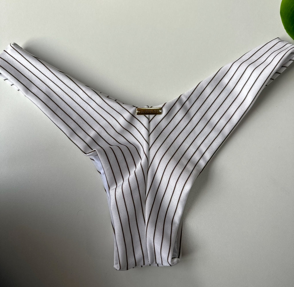 Calcinha Asa Delta Risca giz Off White (BUSTO NÃO INCLUSO)