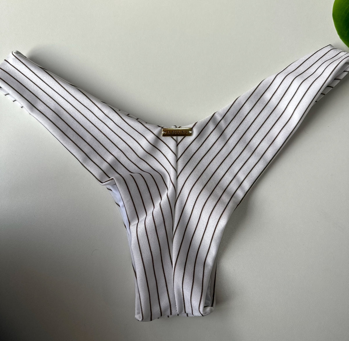 Calcinha Asa Delta Risca giz Off White (BUSTO NÃO INCLUSO)